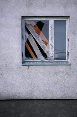 Kırık bindik-up pencere.