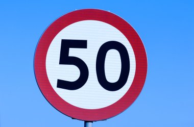 Hız sınırı 50 km/saat yol işareti.