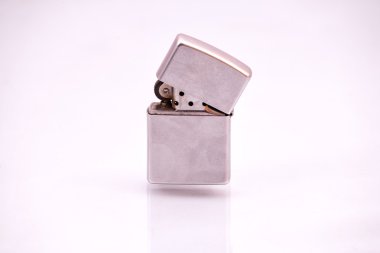 Yarı açık çakmak.