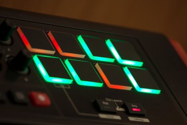 Renkli synthesizer düğmeleri.