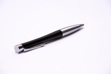 Beyaz arkaplanda zarif bir kalem.