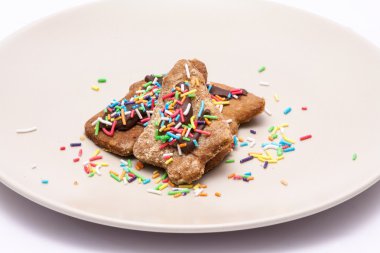 Bir plaka üzerinde izole Noel kurabiyeleri.