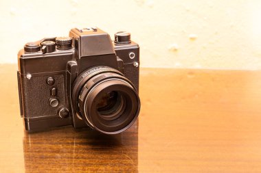 Eski ahşap masa üzerinde Vintage fotoğraf makinesi.