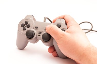 Eski gamepad üzerinde beyaz bir arka plan izole.