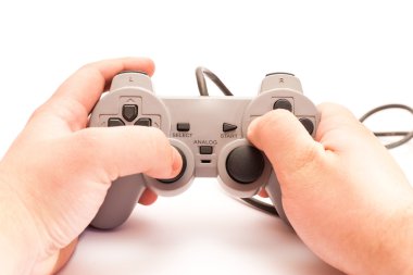 Eski gamepad üzerinde beyaz bir arka plan izole.