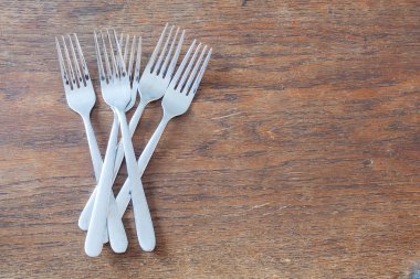 Eski ahşap masa - kopya alanı üzerinde birkaç rustik çatal.