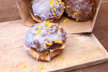 Yağ Perşembe - bir kağıt torba çörek.