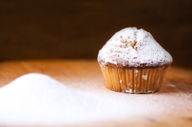 Ahşap kesme tahtası üzerinde ev yapımı kek.