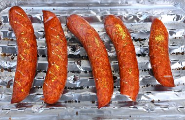 Barbekü sosis ızgara üzerinde