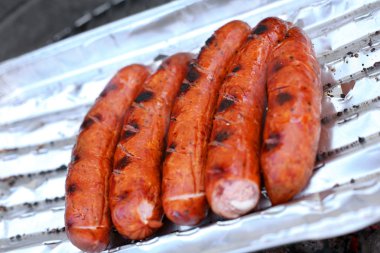 Barbekü sosis ızgara üzerinde