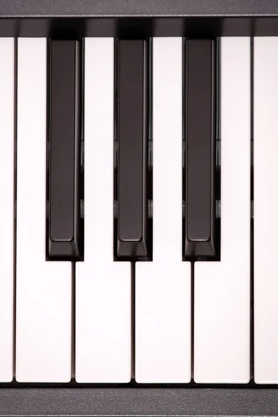 Чорно-білі клавіші піаніно . — стокове фото