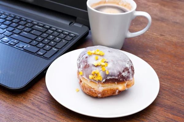 Fat Thursday - donut, coffee and a laptop. — Stock Photo, Image