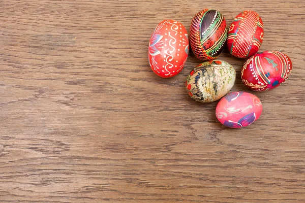 Easter eggs on an old wooden table - copy space. — Stock Photo, Image