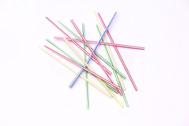 Beyaz bir arka plan üzerinde plastik çubuk.