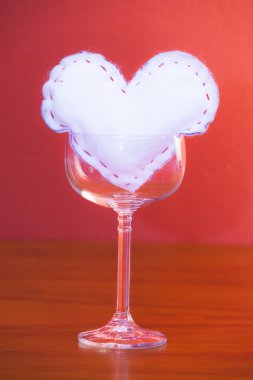 Sevgililer günü - beyaz şarap kadehi kalbinde.