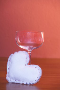 Sevgililer günü - beyaz kalp ve şarap cam.