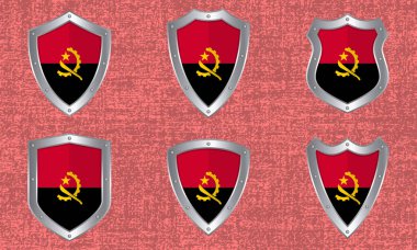 Angola bayrağı ve gölgesi olan metal kalkanlar.