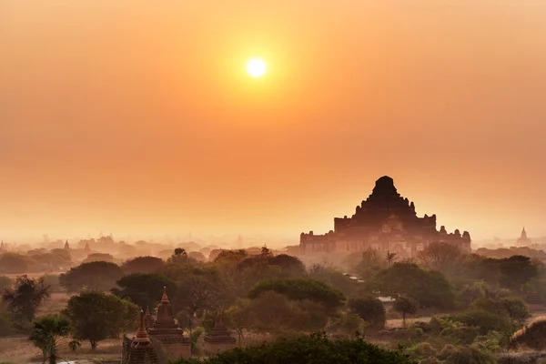 Templen i Bagan i soluppgång — Stockfoto