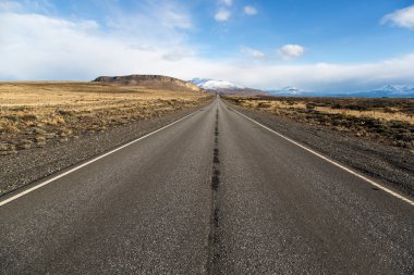 El Calafate boş yolda