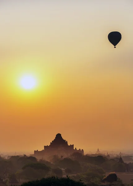 Luftballong flyger över tempel — Stockfoto