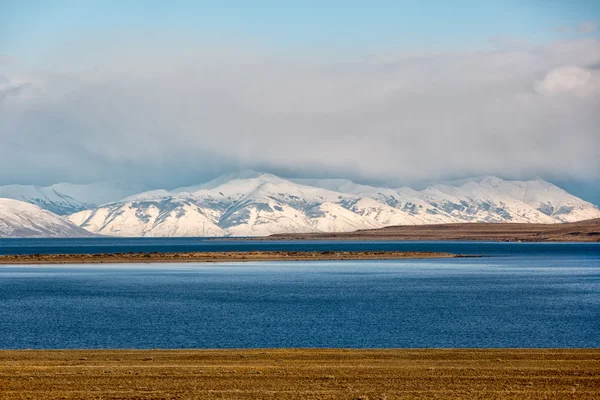 Hermoso lago azul con montaña nevada — Foto de Stock