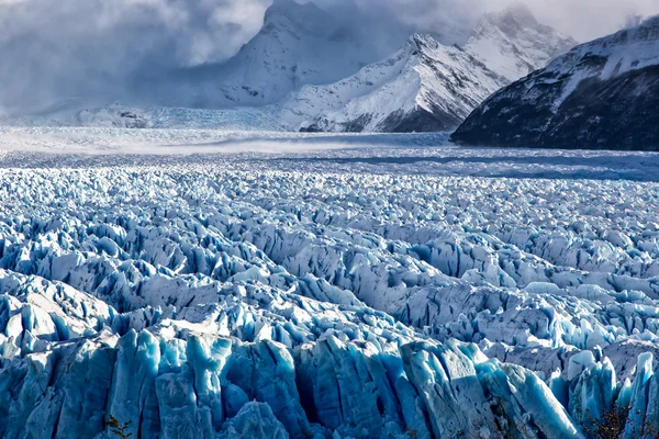 Ghiaccio blu nel ghiacciaio del Perito Moreno — Foto Stock