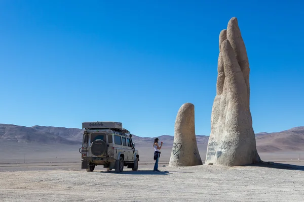 Auto si ferma per vedere grande mano monumento — Foto Stock