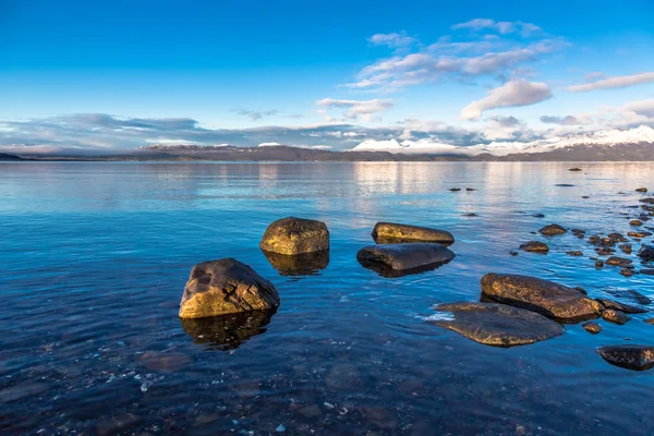 Beautiful calm lake and snowed mountains — Stock Photo, Image