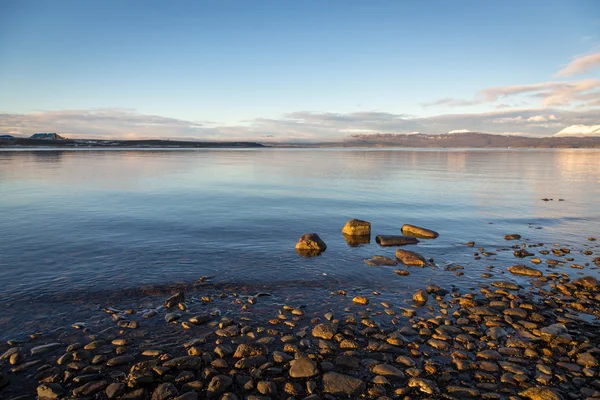 Mooie rustige meren en gesneeuwde bergen — Stockfoto