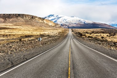 Kar dağ ile boş yol
