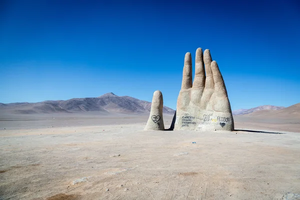 Monumento a Las Manos en medio del desierto en Chile —  Fotos de Stock