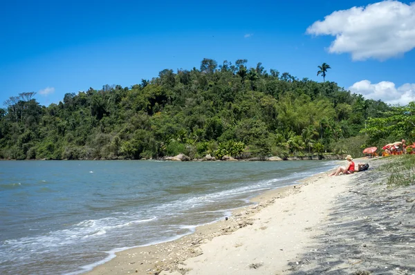 Playa del desierto en el día del cielo en Paraty — Foto de Stock