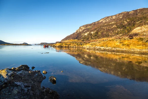 Beau lac calme et montagnes enneigées — Photo