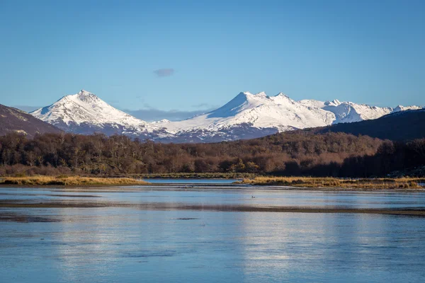 Prachtig meer en gesneeuwde bergen — Stockfoto