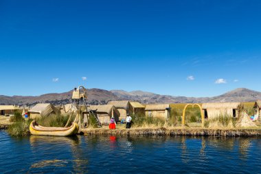 Yerel halkın Puno Titikaka Gölü