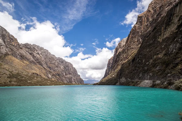 ภูเขาและทะเลสาบใน Huaraz — ภาพถ่ายสต็อก