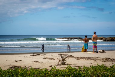 İki sörfçü sörf için hazırlanıyor