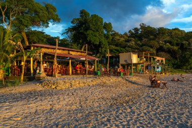 bazı turistler ile Sahil bar