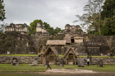 İnsanlar Tikal ruins çevresinde