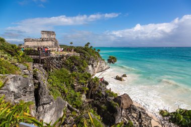 Tulum ile güzel mavi plaj kalıntıları
