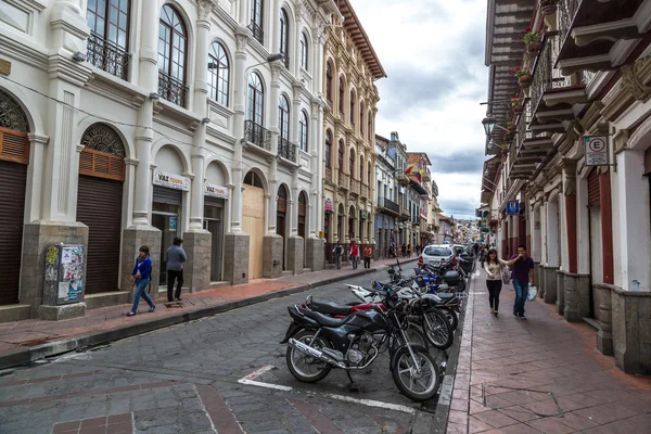 Toeristen lopen in de oude stad in Cuenca — Stockfoto