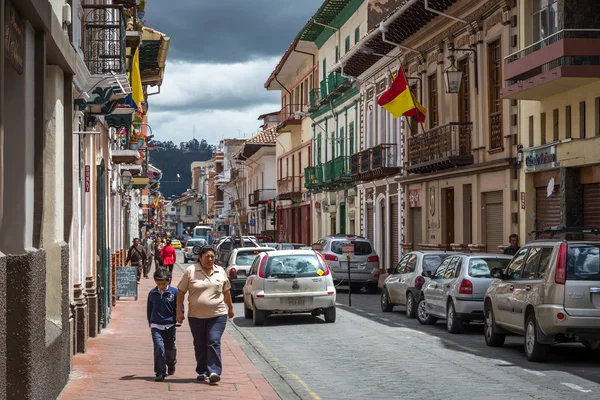 Toeristen lopen in de oude stad in Cuenca — Stockfoto