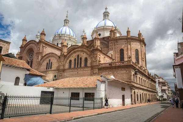 Turisti a piedi nel centro storico di Cuenca — Foto Stock