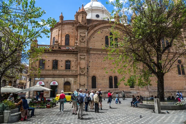 Turisté v starém městě v Cuenca — Stock fotografie