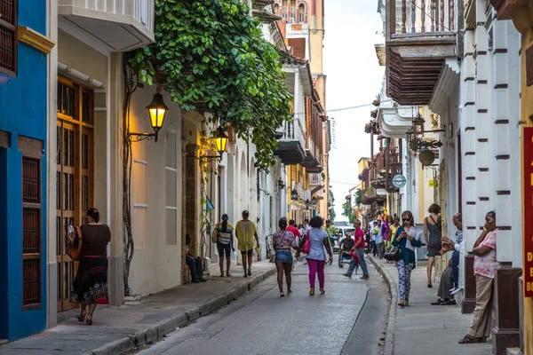 Turistas caminando por el casco antiguo de Cartagena — Foto de Stock