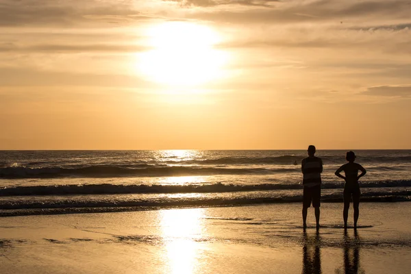 Turistas desfrutando incrível pôr do sol — Fotografia de Stock