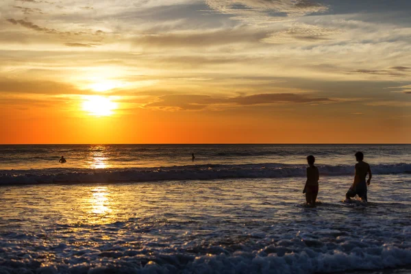 Turistas desfrutando incrível pôr do sol — Fotografia de Stock