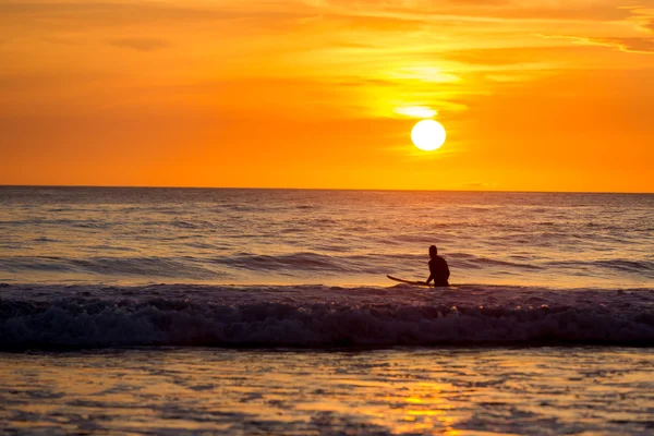 Playa Negra günbatımında zevk sörfçü — Stok fotoğraf