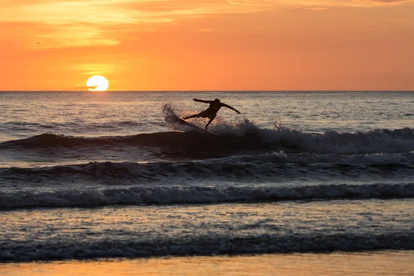 Surfista desfrutando do pôr do sol em Playa Negra — Fotografia de Stock