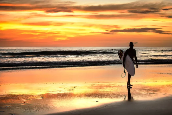 Surfer, zachód słońca w Playa Negra — Zdjęcie stockowe